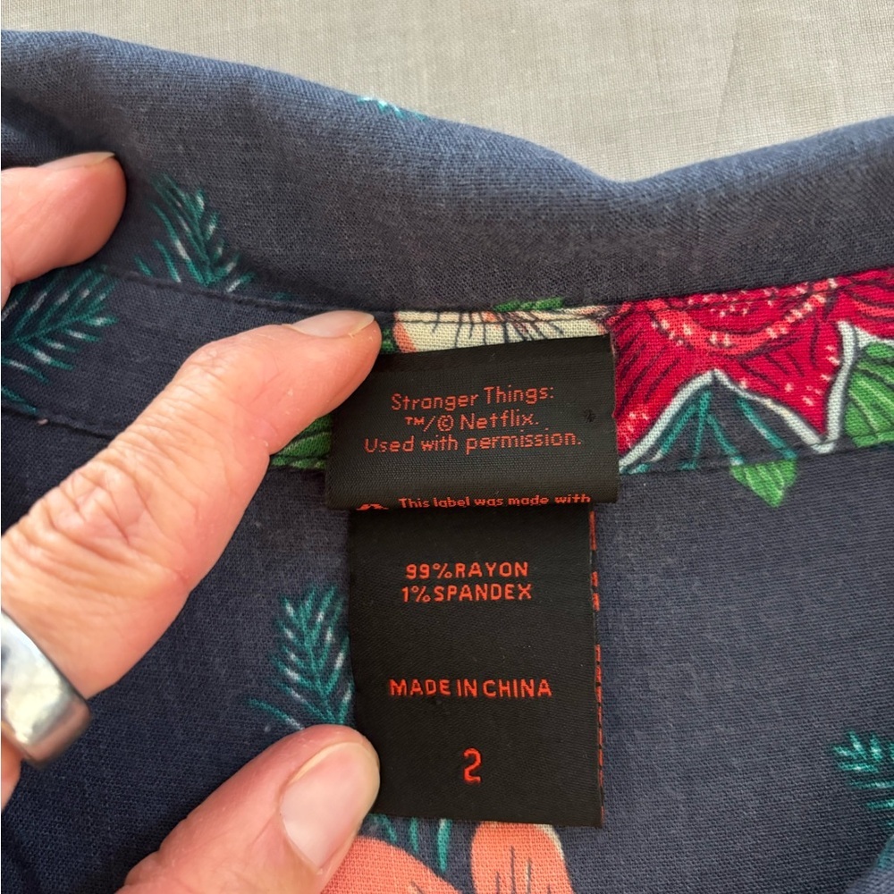 Netflix Stranger Things Tropical Floral Hawaiian Camp Shirt Button Up Size 2 - Picture 6 of 8